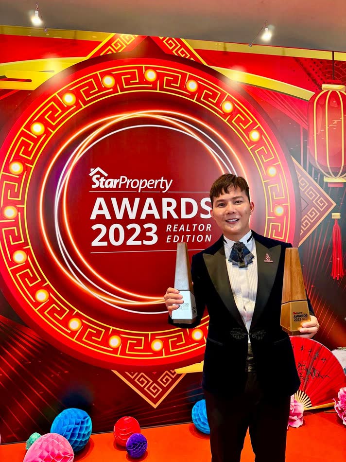 Zax at the StarProperty Awards 2023 backdrop